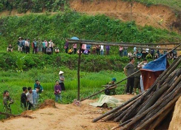 Điều tra nguyên nhân hai vợ chồng tử vong ở Hòa Bình