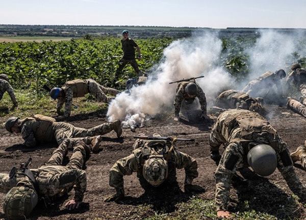 Nga đổi chiến thuật cản đường Ukraine vượt bãi mìn, cầu Crưm tạm dừng hoạt động