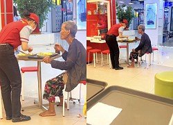 Ấm lòng trước hành động của nhân viên quán với cụ bà bán vé số, clip hút hơn 5 triệu lượt theo dõi