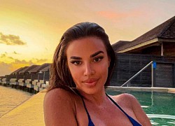 Fan nữ nóng bỏng nhất World Cup Ivana Knoll tắm nắng trong bộ bikini có cũng như không