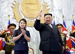 Ông Kim Jong-un cùng con gái dự lễ duyệt binh kỷ niệm Quốc khánh