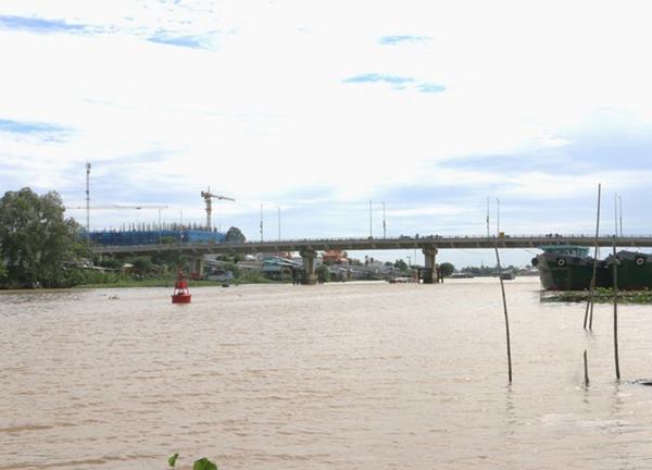 Hai cha con đi ghe kịp thời cứu bé trai nghi bị ném xuống sông