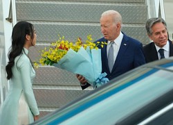 Thông tin nữ sinh tặng hoa Tổng thống Mỹ Joe Biden tại sân bay Nội bài, thành tích học tập cực khủng