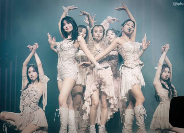 Một khán giả mặc áo hình Jennie, cầm banner BLACKPINK đến concert của TWICE khiến dân mạng ngao ngán