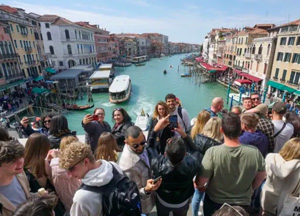 Venice 'cầu cứu' vì lần đầu tiên số giường cho du khách lớn hơn dân số trên đảo