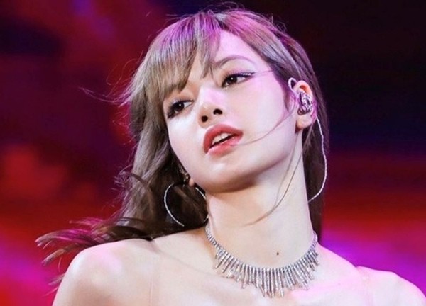 Lisa diện trang phục ngắn, "quẩy" nhiệt tình trong show diễn của Blackpink