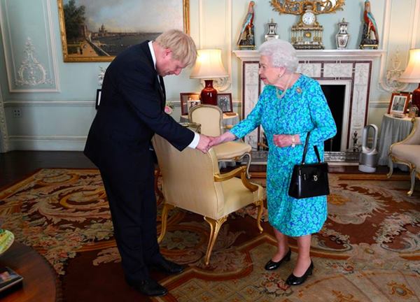 Chính phủ Anh từng nhờ Nữ hoàng Elizabeth II 'chỉnh' thái độ cựu Thủ tướng Johnson?