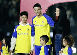 Fan phá cửa khách sạn, xông vào gặp Cristiano Ronaldo