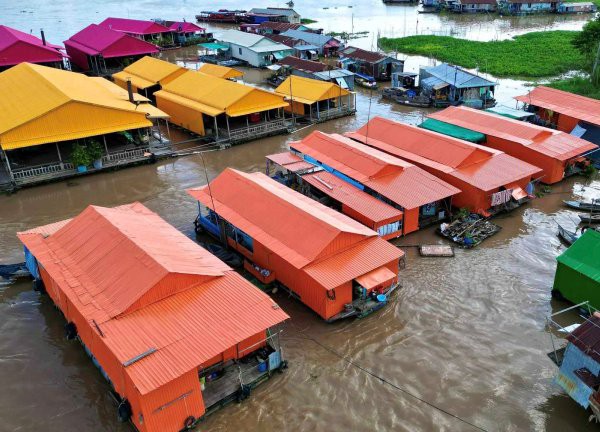 Làng bè trên sông Châu Đốc 'khoác áo mới'