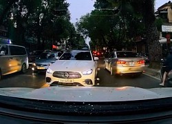 Nữ tài xế đi Mercedes lấn làn rồi bỏ xe giữa phố có thể bị phạt nặng thế nào?