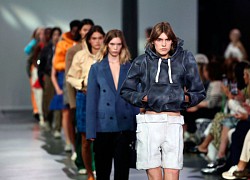 Độc lạ quần áo làm từ đất sét diễn tại London Fashion Week