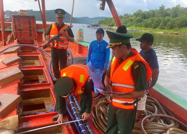 Phú Quốc: Bắt 2 tàu cá chở 120.000 lít dầu DO không rõ nguồn gốc