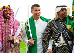 Ronaldo đeo gươm, mặc áo truyền thống Saudi Arabia