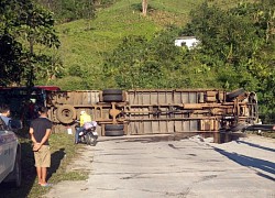 Xe tải đang lưu thông bất ngờ bị lật ngang trên đường Hồ Chí Minh, 3 người thương vong