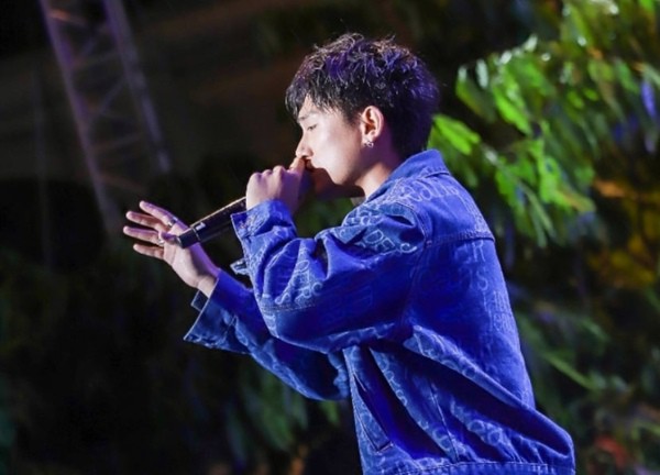 Khán giả "đội mưa" cùng GreyD "quẩy" loạt hit triệu view giữa phố đi bộ