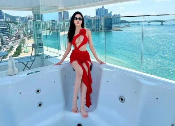 Ngắm thân hình vạn người mê của bạn thân Ngọc Trinh