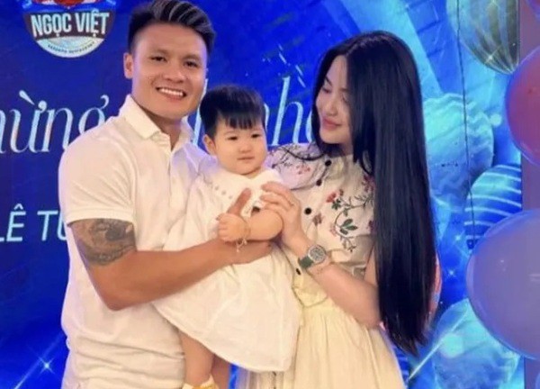 Quang Hải cầm túi nửa tỷ, mua sắm 'không tiếc tay' cho Chu Thanh Huyền