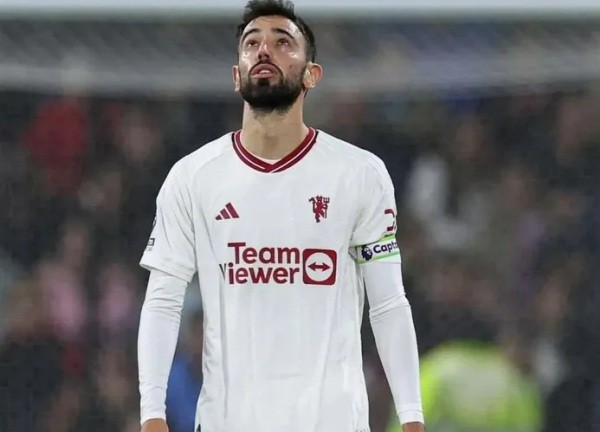 Rashford gặp tai nạn, Bruno Fernandes có mặt giúp đỡ