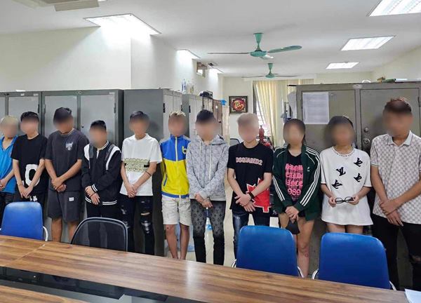 Tạm giữ hơn 20 thanh thiếu niên gây thương tích cho người đi đường