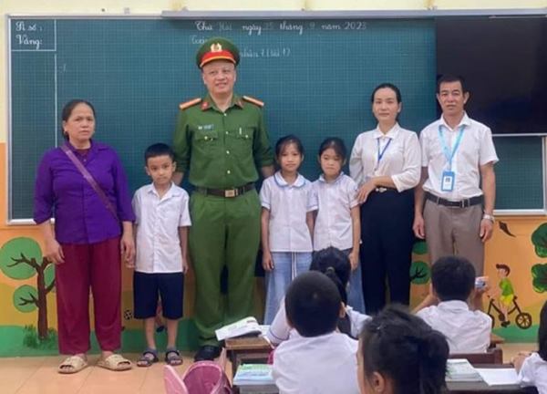 Thiếu tá Công an cứu giúp 3 cháu học sinh mắc kẹt giữa lòng suối