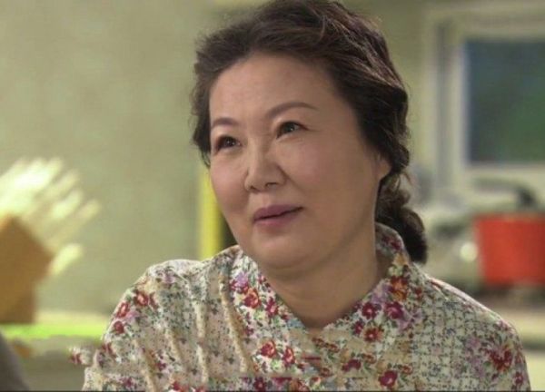 Vô tình nghe bà dặn cháu không được nhắc đến ông bà ngoại, tôi thầm thấy may mắn vì có mẹ chồng tốt