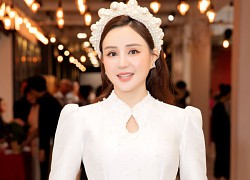 Vy Oanh cùng dàn nghệ sĩ rạng rỡ đi cúng Tổ