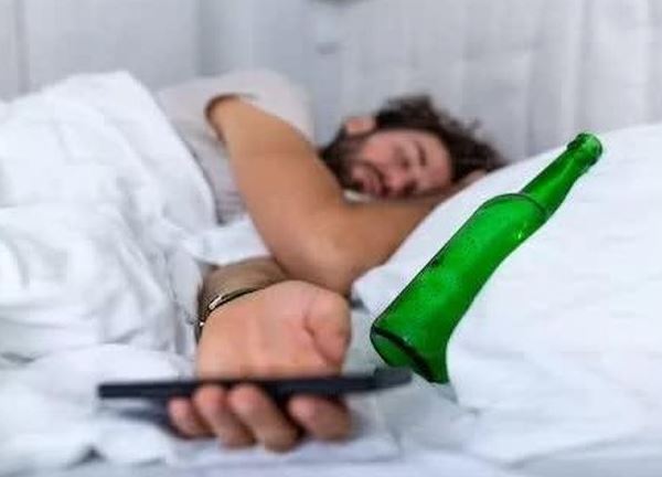 Cách phân biệt đột quỵ sau khi uống rượu và người say rượu