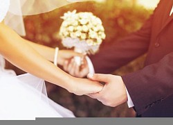 Cô gái bất ngờ được bạn trai cũ tặng lì xì đỏ trong đám cưới, thấy vật bên trong cô bỗng bật khóc nức nở