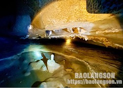Khám phá nét nguyên sơ của hang Nà Lả