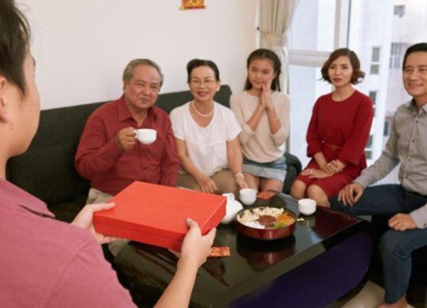 Khi anh tôi xuất hiện ở cửa, cả nhà vỡ òa vì cảm giác sum họp trong Tết này