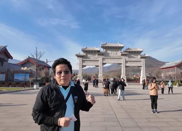 Khoa Pug mang "đôi chân 5 tỷ" qua Trung Quốc tầm sư học đạo, hậu kéo chân nam YouTuber có đi bình thường?