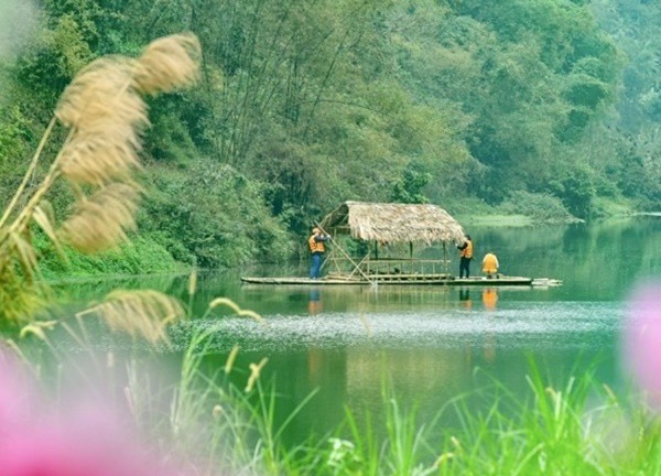 Trải nghiệm chèo bè trên suối Nủa