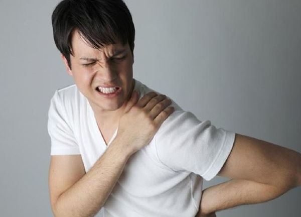 Trật khớp vai nên làm gì?