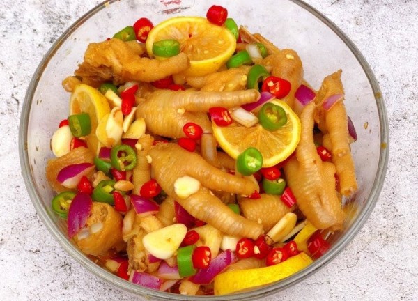 Vẫn là chân gà trộn chua ngọt nhưng biến tấu kiểu này được món ăn mới mẻ, giải ngán cho dịp Tết Dương lịch