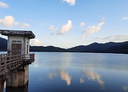 Yên bình hồ Thạch Khê