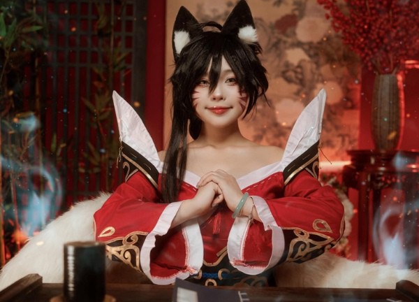 Yoonsul cosplay Hồ Ly Chín Đuôi Ahri trong LMHT