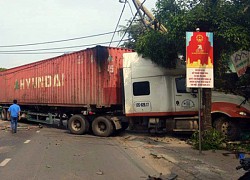 Quảng Trị: Xe container chở sắn tông sập nhà sàn của dân