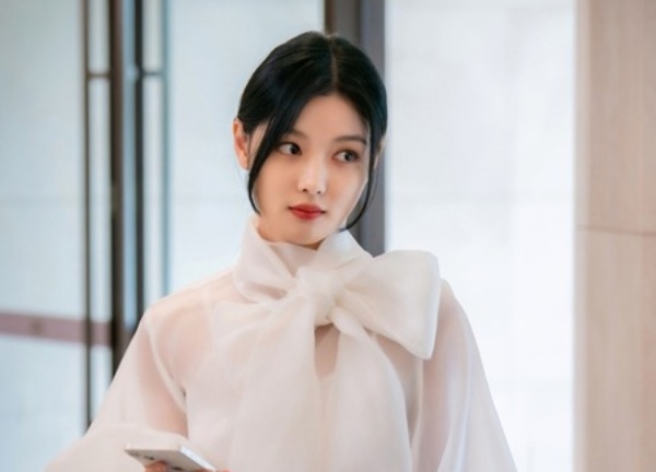 Mặc đẹp như nàng tổng tài Kim Yoo Jung với 10 mẫu áo blouse trắng siêu xinh diện Tết