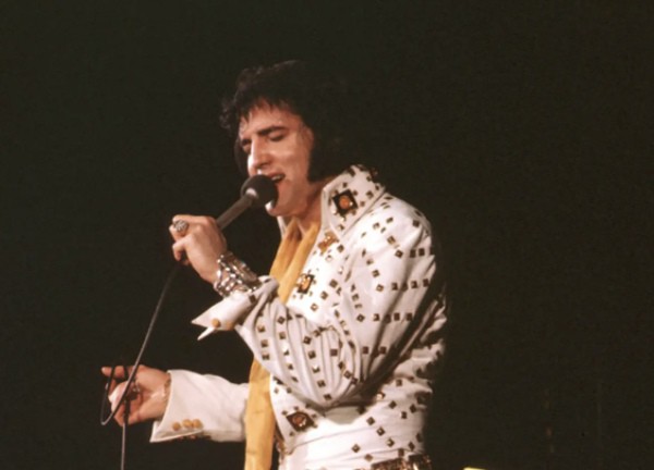 AI sẽ mang Elvis Presley trở lại trong show diễn mới