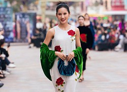 Lương Thanh, Lê Thu Trang khoe sắc với áo lụa Việt