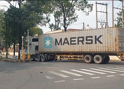 Xe container ôm cua cuốn xe máy vào gầm, người phụ nữ tử vong thương tâm