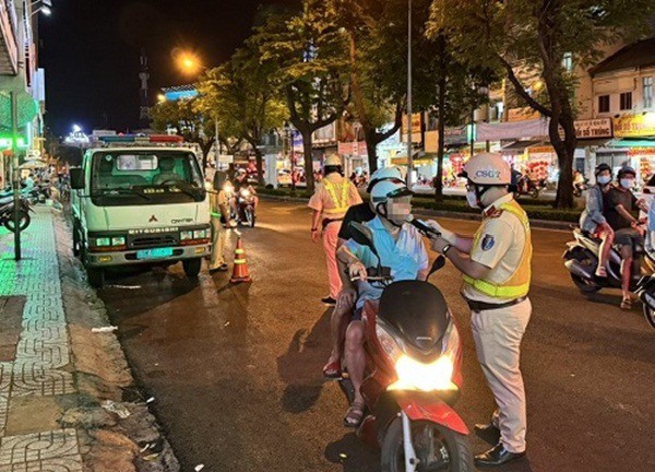 Xung quanh vụ việc "dùng xăng tự đốt người" ở huyện Nhà Bè, TP Hồ Chí Minh