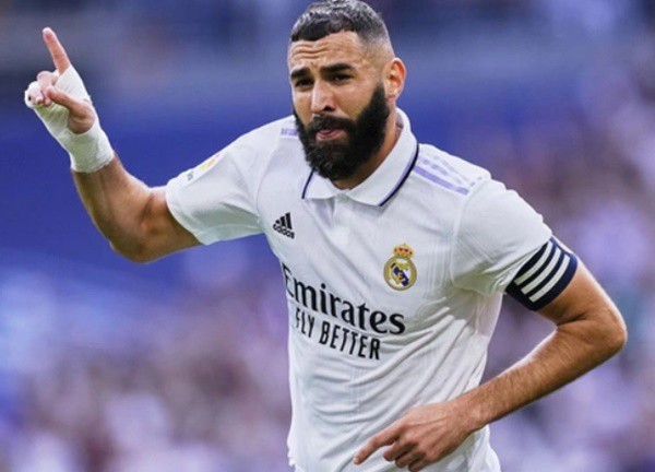 Benzema tình tứ bên người phụ nữ không ngờ