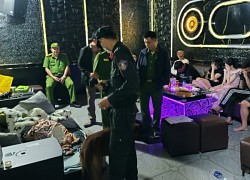 11 nam, nữ phê ma túy trong phòng karaoke của gia đình