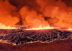 Nhà cửa bốc cháy rừng rực sau khi dung nham núi lửa tràn vào thị trấn ở Iceland