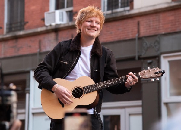 Siêu sao tỉ view Ed Sheeran ghi điểm với những lần quyên góp