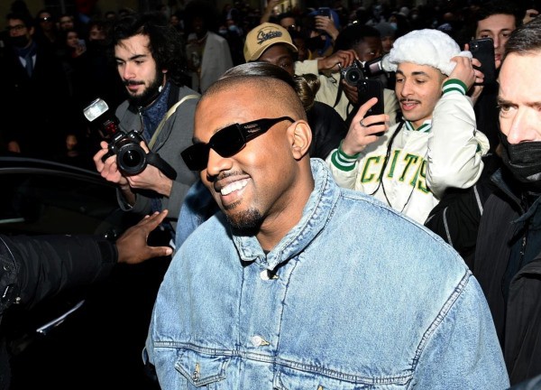 Hàm răng bọc titan giá 21 tỷ đồng của rapper Kanye West