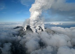 Indonesia: Núi lửa Dokono phun trào tro bụi cao 1,7 km