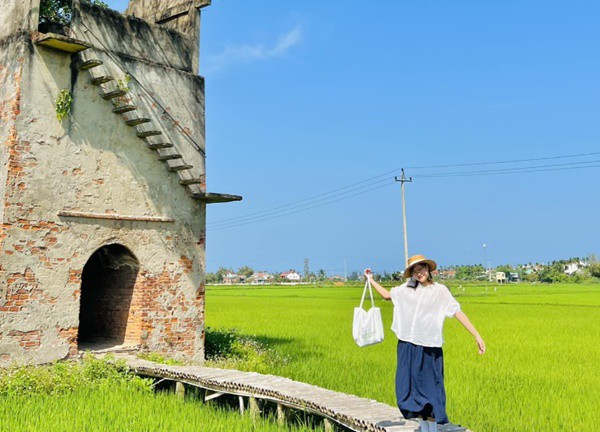 Lò gạch cũ thành điểm chụp hình siêu hot, du khách đổ tới check-in ở Quảng Nam