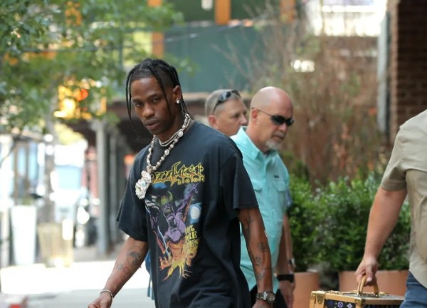 Rapper Travis Scott xách túi Birkin khổng lồ, có giá gần một tỷ đồng